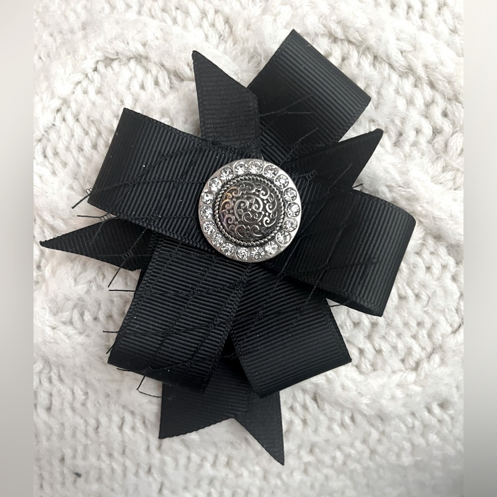 Ribbon brooch